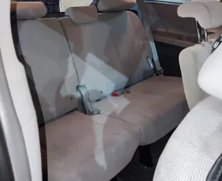 Interieur van Toyota Sienna te huur in Georgië. Een geweldige auto met 8 zitplaatsen en een Automatisch transmissie.