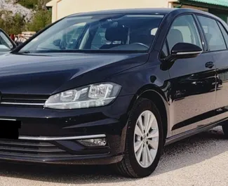 Vooraanzicht van een huurauto Volkswagen Golf 7 in Budva, Montenegro ✓ Auto #10265. ✓ Transmissie Automatisch TM ✓ 0 beoordelingen.