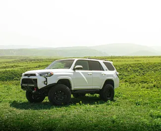 Vooraanzicht van een huurauto Toyota 4 Runner in Tbilisi, Georgië ✓ Auto #10063. ✓ Transmissie Automatisch TM ✓ 0 beoordelingen.