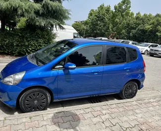 Vooraanzicht van een huurauto Honda Jazz op de luchthaven van Tirana, Albanië ✓ Auto #10091. ✓ Transmissie Automatisch TM ✓ 0 beoordelingen.