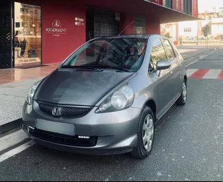 Vooraanzicht van een huurauto Honda Jazz op de luchthaven van Tirana, Albanië ✓ Auto #10093. ✓ Transmissie Automatisch TM ✓ 0 beoordelingen.