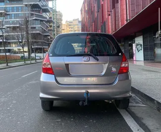 Interieur van Honda Jazz te huur in Albanië. Een geweldige auto met 5 zitplaatsen en een Automatisch transmissie.