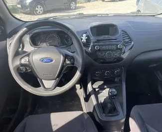 Vooraanzicht van een huurauto Ford Ka op de luchthaven van Tirana, Albanië ✓ Auto #10266. ✓ Transmissie Handmatig TM ✓ 0 beoordelingen.