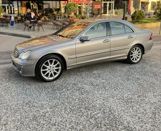 Vooraanzicht van een huurauto Mercedes-Benz C-Class op de luchthaven van Tirana, Albanië ✓ Auto #10082. ✓ Transmissie Automatisch TM ✓ 0 beoordelingen.