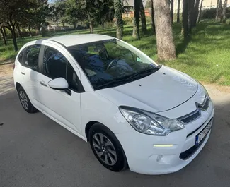 Vooraanzicht van een huurauto Citroen C3 in Budva, Montenegro ✓ Auto #10250. ✓ Transmissie Handmatig TM ✓ 0 beoordelingen.