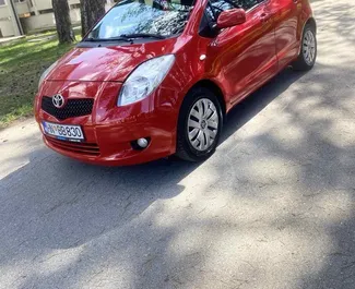 Vooraanzicht van een huurauto Toyota Yaris in Budva, Montenegro ✓ Auto #10246. ✓ Transmissie Automatisch TM ✓ 0 beoordelingen.