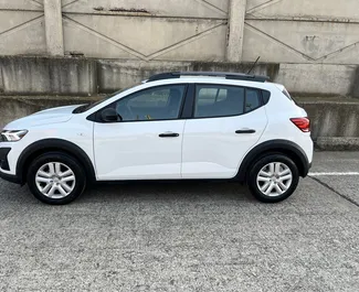 Vooraanzicht van een huurauto Dacia Sandero Stepway in Durrës, Albanië ✓ Auto #9951. ✓ Transmissie Handmatig TM ✓ 0 beoordelingen.