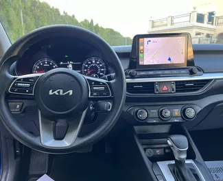 Interieur van Kia Forte te huur in de VAE. Een geweldige auto met 5 zitplaatsen en een Automatisch transmissie.