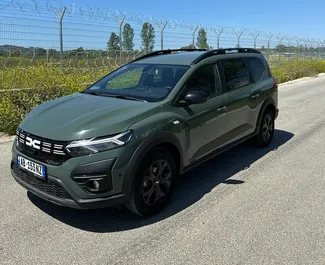 Vooraanzicht van een huurauto Dacia Jogger op de luchthaven van Tirana, Albanië ✓ Auto #10071. ✓ Transmissie Handmatig TM ✓ 0 beoordelingen.