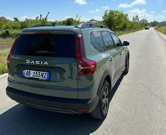 Autohuur Dacia Jogger 2024 in in Albanië, met Benzine brandstof en 103 pk ➤ Vanaf 35 EUR per dag.