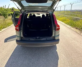 Benzine motor van 1,0L van Dacia Jogger 2024 te huur op de luchthaven van Tirana.