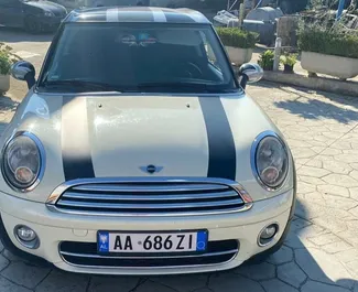 Vooraanzicht van een huurauto Mini Clubman op de luchthaven van Tirana, Albanië ✓ Auto #9998. ✓ Transmissie Automatisch TM ✓ 0 beoordelingen.