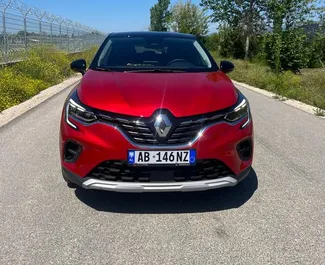 Vooraanzicht van een huurauto Renault Captur op de luchthaven van Tirana, Albanië ✓ Auto #10074. ✓ Transmissie Automatisch TM ✓ 0 beoordelingen.