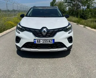 Vooraanzicht van een huurauto Renault Captur op de luchthaven van Tirana, Albanië ✓ Auto #10076. ✓ Transmissie Automatisch TM ✓ 0 beoordelingen.