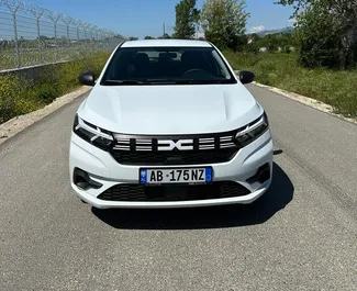 Vooraanzicht van een huurauto Dacia Sandero op de luchthaven van Tirana, Albanië ✓ Auto #10075. ✓ Transmissie Handmatig TM ✓ 1 beoordelingen.