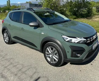 Vooraanzicht van een huurauto Dacia Sandero Stepway op de luchthaven van Tirana, Albanië ✓ Auto #10109. ✓ Transmissie Handmatig TM ✓ 0 beoordelingen.