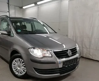 Vooraanzicht van een huurauto Volkswagen Touran op de luchthaven van Tirana, Albanië ✓ Auto #9994. ✓ Transmissie Handmatig TM ✓ 0 beoordelingen.