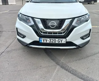 Vooraanzicht van een huurauto Nissan Rogue in Tbilisi, Georgië ✓ Auto #10132. ✓ Transmissie Automatisch TM ✓ 0 beoordelingen.