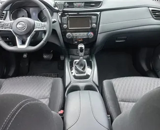 Benzine motor van 2,5L van Nissan Rogue 2018 te huur in Tbilisi.