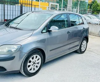 Vooraanzicht van een huurauto Volkswagen Golf Plus op de luchthaven van Tirana, Albanië ✓ Auto #10037. ✓ Transmissie Handmatig TM ✓ 0 beoordelingen.