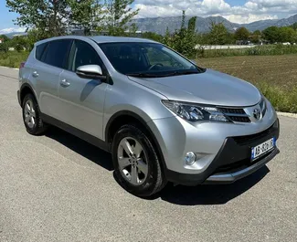 Vooraanzicht van een huurauto Toyota Rav4 op de luchthaven van Tirana, Albanië ✓ Auto #10077. ✓ Transmissie Automatisch TM ✓ 0 beoordelingen.