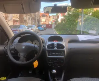 Peugeot 206 2005 beschikbaar voor verhuur in Tirana, met een kilometerlimiet van onbeperkt.