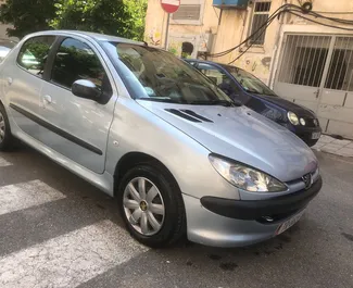 Vooraanzicht van een huurauto Peugeot 206 in Tirana, Albanië ✓ Auto #9932. ✓ Transmissie Handmatig TM ✓ 0 beoordelingen.