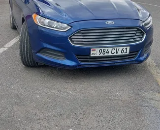 Vooraanzicht van een huurauto Ford Fusion Sedan in Jerevan, Armenië ✓ Auto #9942. ✓ Transmissie Automatisch TM ✓ 0 beoordelingen.