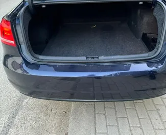 Interieur van Volkswagen Passat te huur in Albanië. Een geweldige auto met 5 zitplaatsen en een Automatisch transmissie.