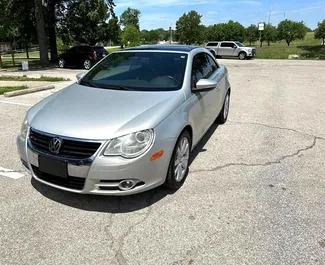 Vooraanzicht van een huurauto Volkswagen Eos op de luchthaven van Tirana, Albanië ✓ Auto #10123. ✓ Transmissie Handmatig TM ✓ 0 beoordelingen.