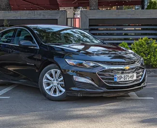 Vooraanzicht van een huurauto Chevrolet Malibu in Tbilisi, Georgië ✓ Auto #10157. ✓ Transmissie Automatisch TM ✓ 0 beoordelingen.