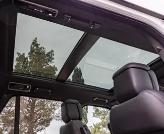 Interieur van Land Rover Range Rover te huur in Georgië. Een geweldige auto met 5 zitplaatsen en een Automatisch transmissie.