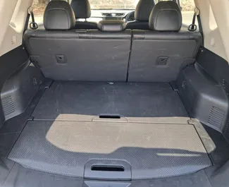 Interieur van Nissan X-Trail te huur in Cyprus. Een geweldige auto met 5 zitplaatsen en een Automatisch transmissie.