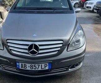 Vooraanzicht van een huurauto Mercedes-Benz B-Class op de luchthaven van Tirana, Albanië ✓ Auto #10052. ✓ Transmissie Automatisch TM ✓ 0 beoordelingen.