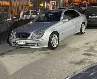 Vooraanzicht van een huurauto Mercedes-Benz E-Class op de luchthaven van Tirana, Albanië ✓ Auto #10051. ✓ Transmissie Automatisch TM ✓ 0 beoordelingen.