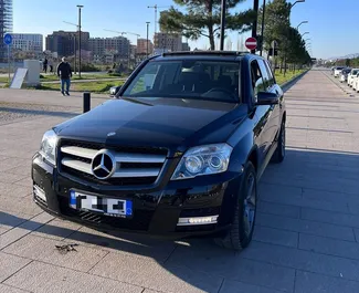 Vooraanzicht van een huurauto Mercedes-Benz GLK in Tirana, Albanië ✓ Auto #9978. ✓ Transmissie Automatisch TM ✓ 0 beoordelingen.