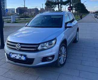 Vooraanzicht van een huurauto Volkswagen Tiguan in Tirana, Albanië ✓ Auto #9981. ✓ Transmissie Automatisch TM ✓ 0 beoordelingen.