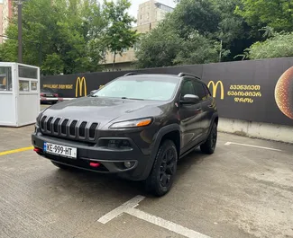 Vooraanzicht van een huurauto Jeep Cherokee in Tbilisi, Georgië ✓ Auto #10162. ✓ Transmissie Automatisch TM ✓ 0 beoordelingen.