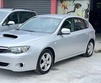 Vooraanzicht van een huurauto Subaru Impreza op de luchthaven van Tirana, Albanië ✓ Auto #10049. ✓ Transmissie Handmatig TM ✓ 1 beoordelingen.