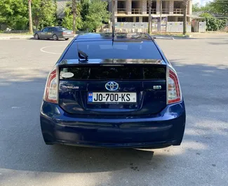 Interieur van Toyota Prius te huur in Georgië. Een geweldige auto met 5 zitplaatsen en een Automatisch transmissie.