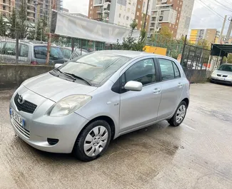 Vooraanzicht van een huurauto Toyota Yaris op de luchthaven van Tirana, Albanië ✓ Auto #10050. ✓ Transmissie Handmatig TM ✓ 1 beoordelingen.