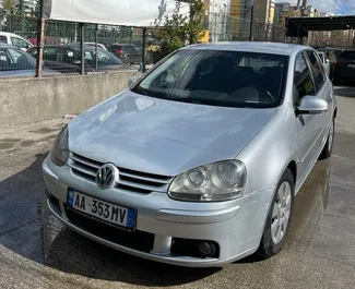 Vooraanzicht van een huurauto Volkswagen Golf 5 op de luchthaven van Tirana, Albanië ✓ Auto #10039. ✓ Transmissie Automatisch TM ✓ 0 beoordelingen.