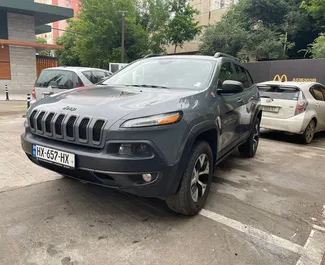 Vooraanzicht van een huurauto Jeep Cherokee in Tbilisi, Georgië ✓ Auto #10171. ✓ Transmissie Automatisch TM ✓ 0 beoordelingen.