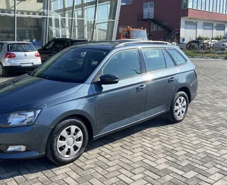 Vooraanzicht van een huurauto Skoda Fabia Combi in Tirana, Albanië ✓ Auto #10209. ✓ Transmissie Automatisch TM ✓ 0 beoordelingen.