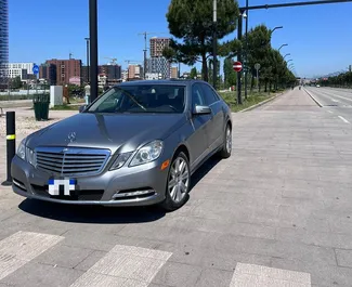 Vooraanzicht van een huurauto Mercedes-Benz E-Class in Tirana, Albanië ✓ Auto #9979. ✓ Transmissie Automatisch TM ✓ 0 beoordelingen.