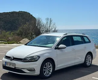 Vooraanzicht van een huurauto Volkswagen Golf Variant in Rafailovici, Montenegro ✓ Auto #10021. ✓ Transmissie Automatisch TM ✓ 0 beoordelingen.