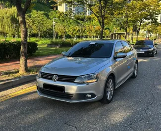 Vooraanzicht van een huurauto Volkswagen Jetta in Tirana, Albanië ✓ Auto #9570. ✓ Transmissie Automatisch TM ✓ 0 beoordelingen.