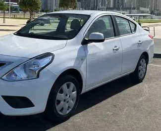 Vooraanzicht van een huurauto Nissan Sunny in Dubai, Verenigde Arabische Emiraten ✓ Auto #9952. ✓ Transmissie Automatisch TM ✓ 1 beoordelingen.