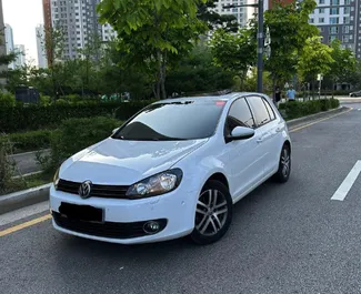 Vooraanzicht van een huurauto Volkswagen Golf 6 in Tirana, Albanië ✓ Auto #9578. ✓ Transmissie Automatisch TM ✓ 0 beoordelingen.