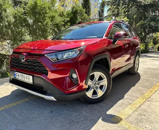 Vooraanzicht van een huurauto Toyota Rav4 in Tbilisi, Georgië ✓ Auto #9866. ✓ Transmissie Automatisch TM ✓ 0 beoordelingen.